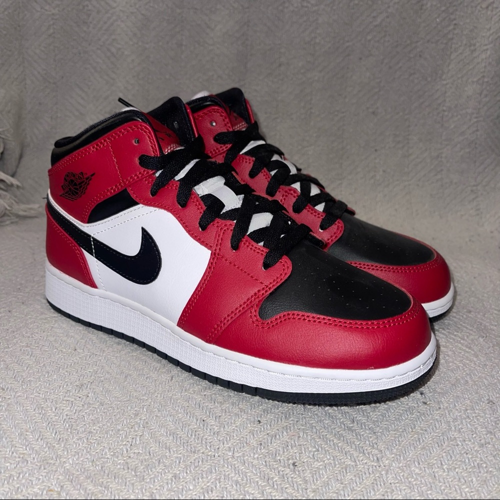 Jordan 1 Mid GS 6Y “Chicago Black Toe”